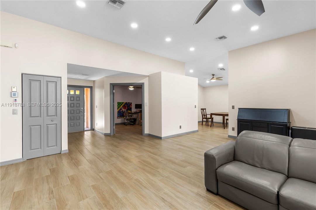 For Sale: $585,000 (3 beds, 2 baths, 1595 Square Feet)