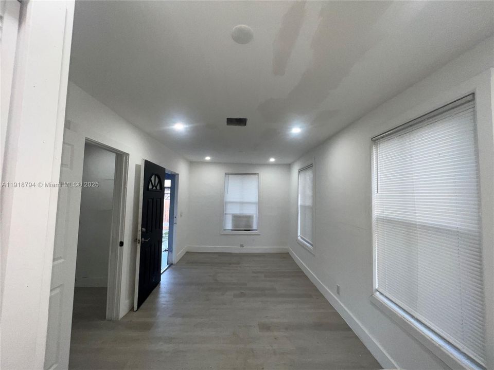 For Sale: $349,900 (2 beds, 1 baths, 530 Square Feet)