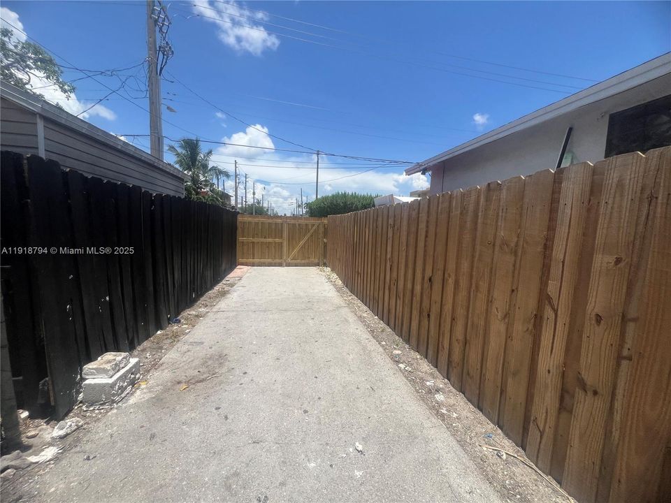 For Sale: $349,900 (2 beds, 1 baths, 530 Square Feet)