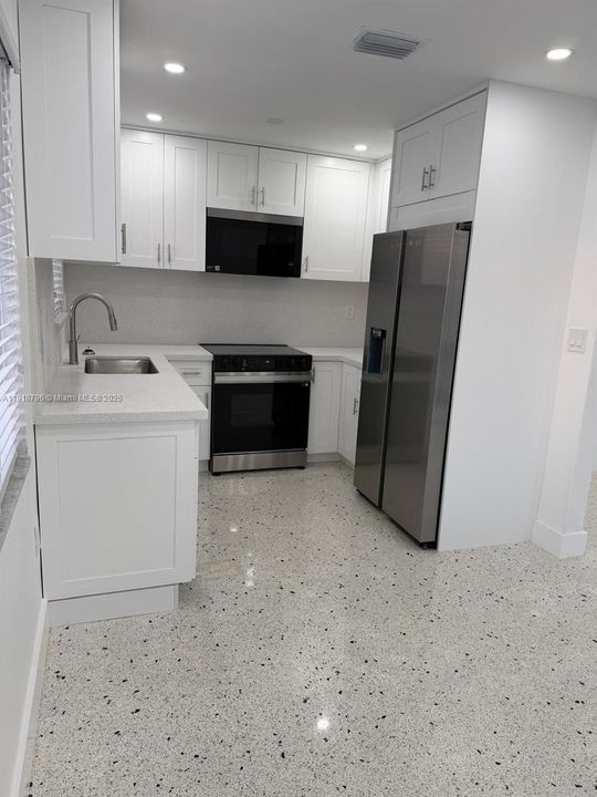 Active With Contract: $3,200 (3 beds, 1 baths, 2830 Square Feet)