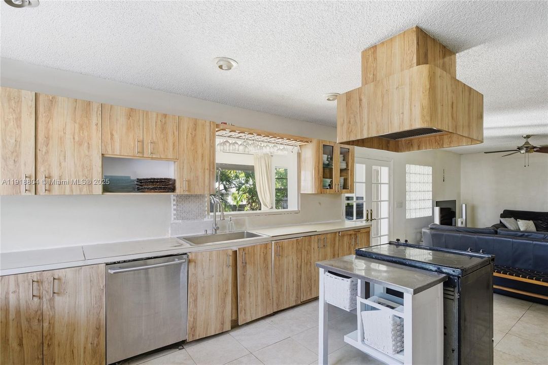 For Sale: $1,498,000 (3 beds, 2 baths, 1748 Square Feet)