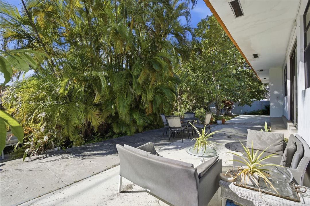 For Sale: $1,498,000 (3 beds, 2 baths, 1748 Square Feet)