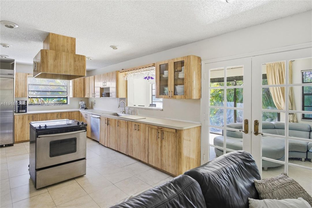 For Sale: $1,498,000 (3 beds, 2 baths, 1748 Square Feet)