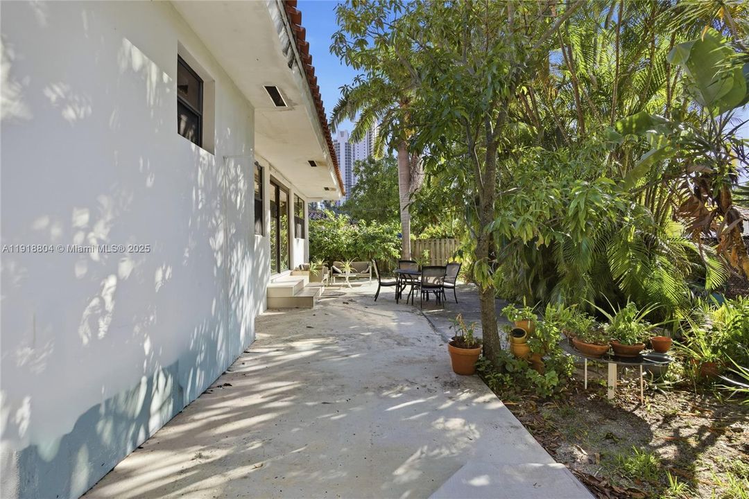 For Sale: $1,498,000 (3 beds, 2 baths, 1748 Square Feet)