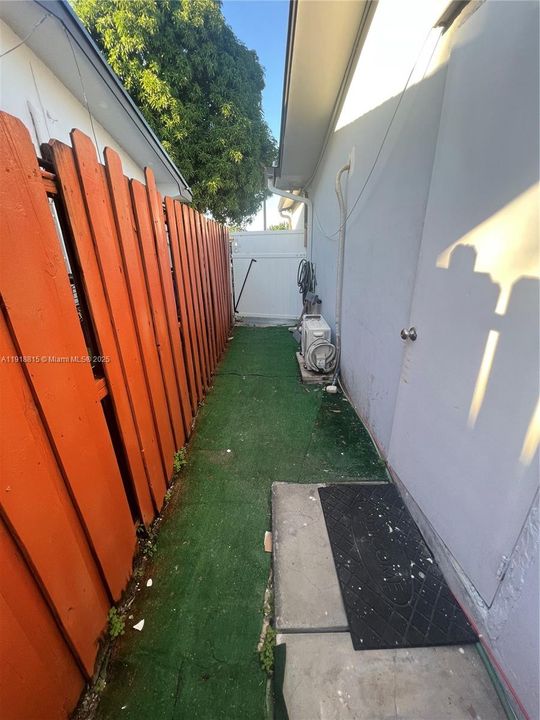 For Rent: $1,300 (1 beds, 1 baths, 1909 Square Feet)