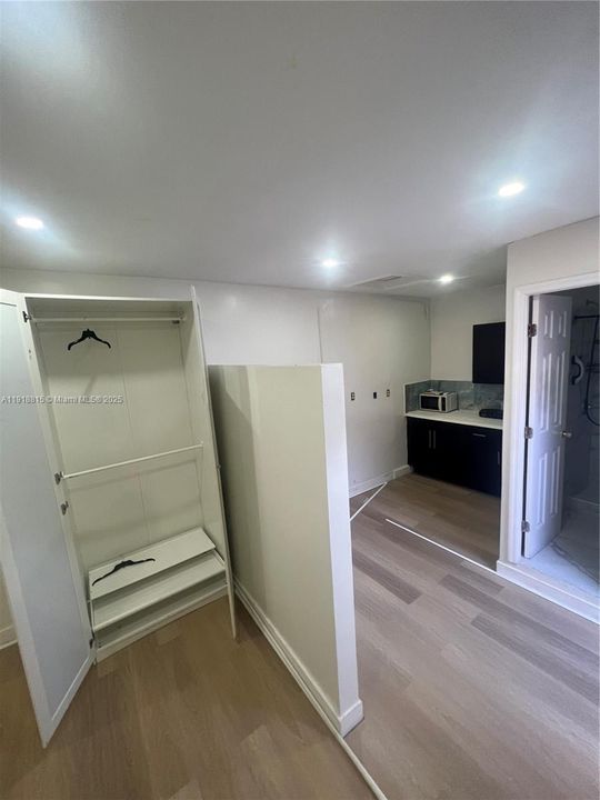 For Rent: $1,300 (1 beds, 1 baths, 1909 Square Feet)