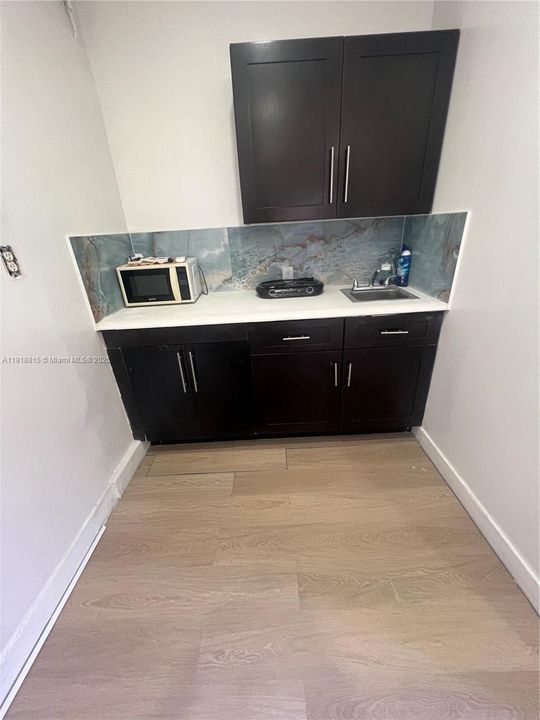 For Rent: $1,300 (1 beds, 1 baths, 1909 Square Feet)