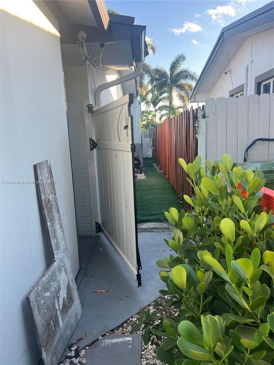 For Rent: $1,300 (1 beds, 1 baths, 1909 Square Feet)