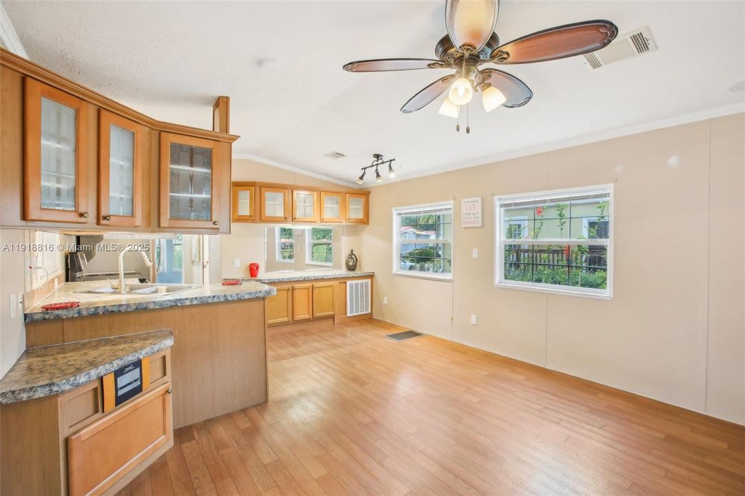 出租: $1,600 (1 贝兹, 2 浴室, 1250 平方英尺)