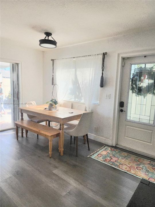 En Venta: $540,000 (3 camas, 2 baños, 1171 Pies cuadrados)