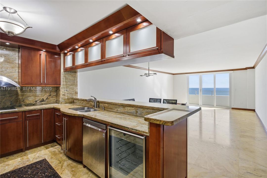 For Sale: $750,000 (2 beds, 2 baths, 1301 Square Feet)