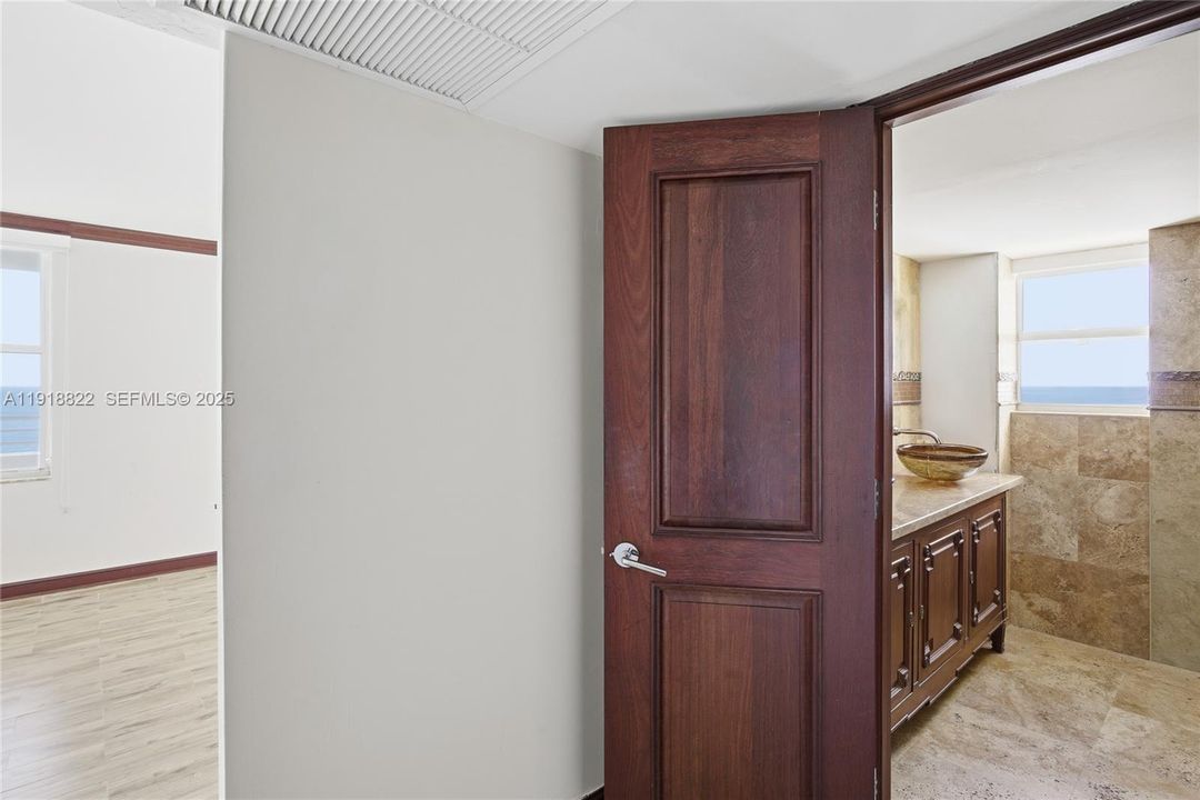 For Sale: $750,000 (2 beds, 2 baths, 1301 Square Feet)