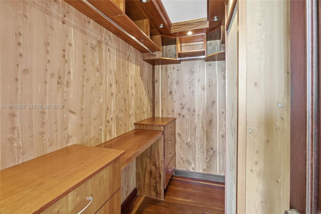 For Sale: $750,000 (2 beds, 2 baths, 1301 Square Feet)