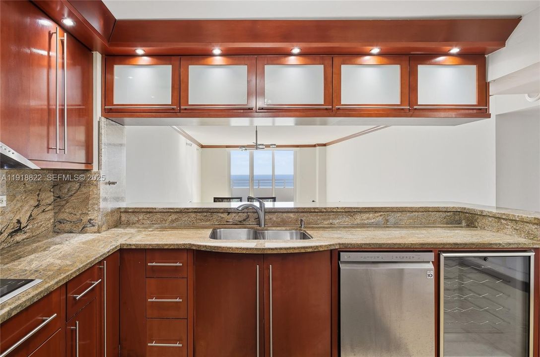 For Sale: $750,000 (2 beds, 2 baths, 1301 Square Feet)