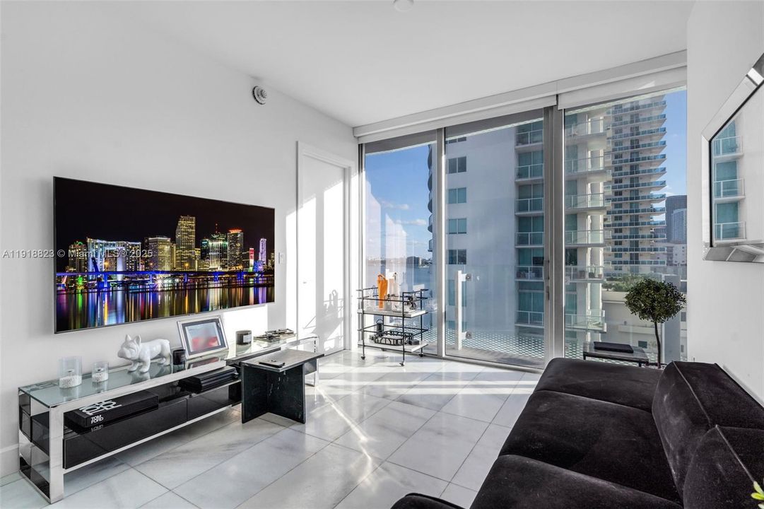 For Sale: $634,900 (1 beds, 1 baths, 680 Square Feet)