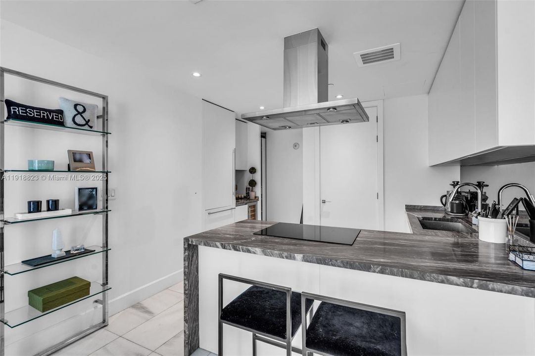 For Sale: $634,900 (1 beds, 1 baths, 680 Square Feet)