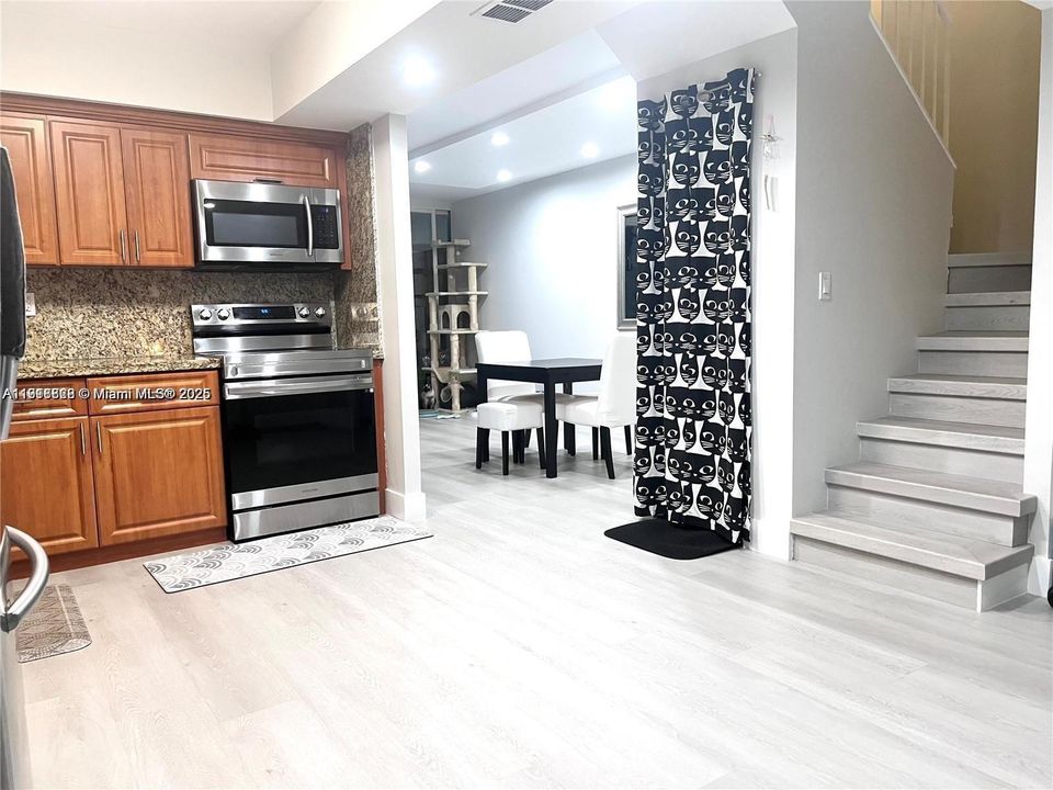 待售: $349,900 (3 贝兹, 2 浴室, 1330 平方英尺)