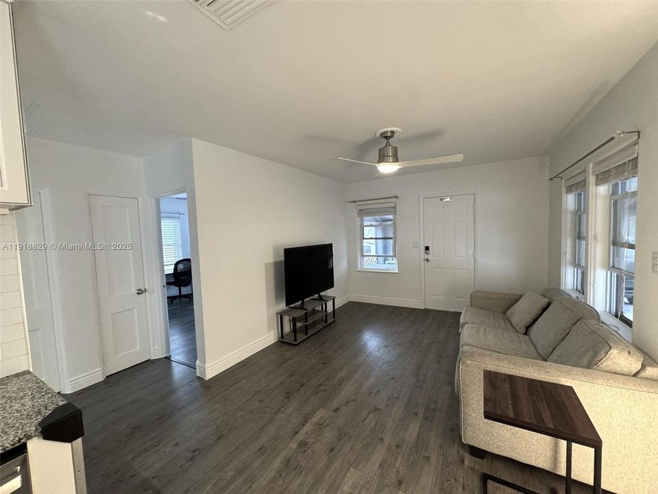 出租: $2,400 (2 贝兹, 1 浴室, 676 平方英尺)