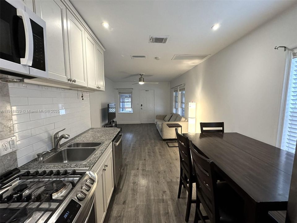 出租: $2,400 (2 贝兹, 1 浴室, 676 平方英尺)