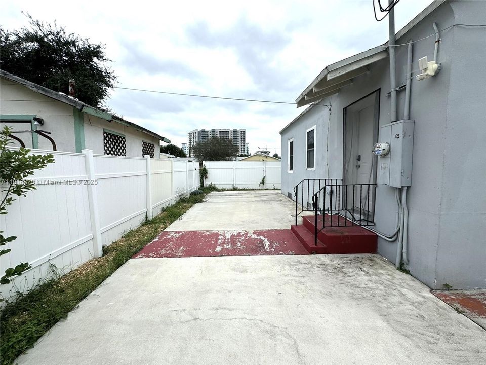 出租: $2,400 (2 贝兹, 1 浴室, 676 平方英尺)