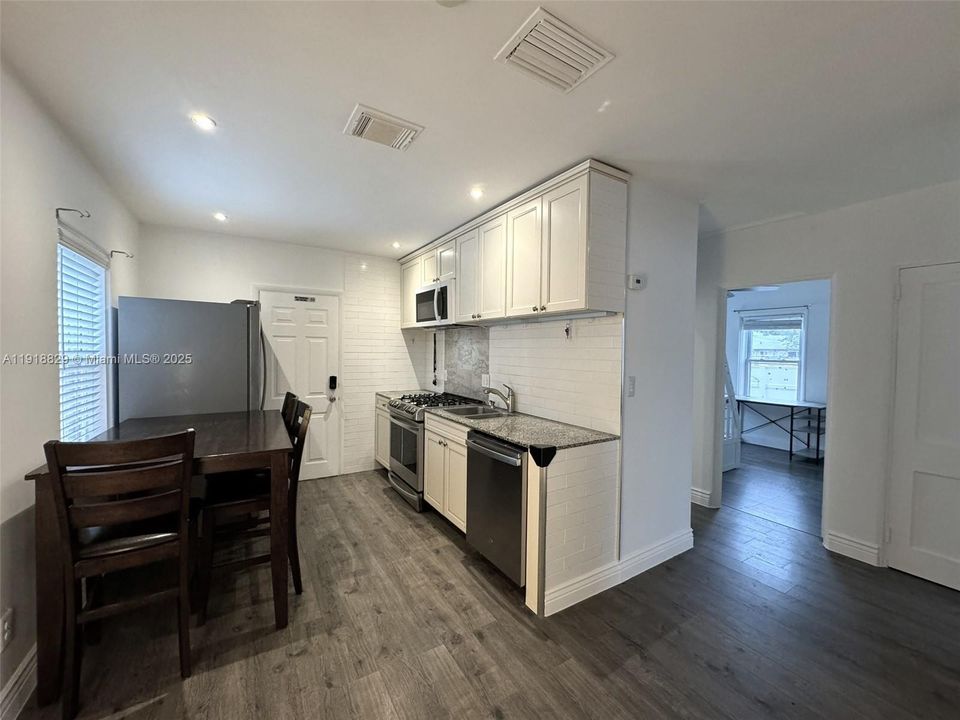 出租: $2,400 (2 贝兹, 1 浴室, 676 平方英尺)