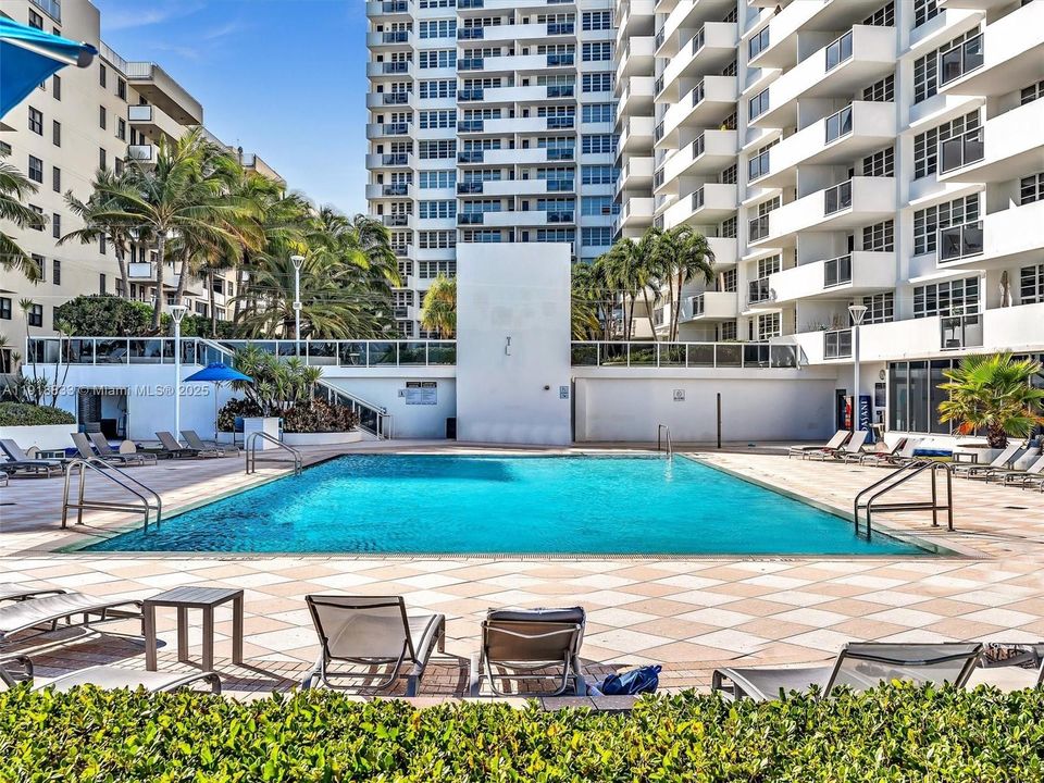 For Rent: $3,200 (1 beds, 1 baths, 835 Square Feet)