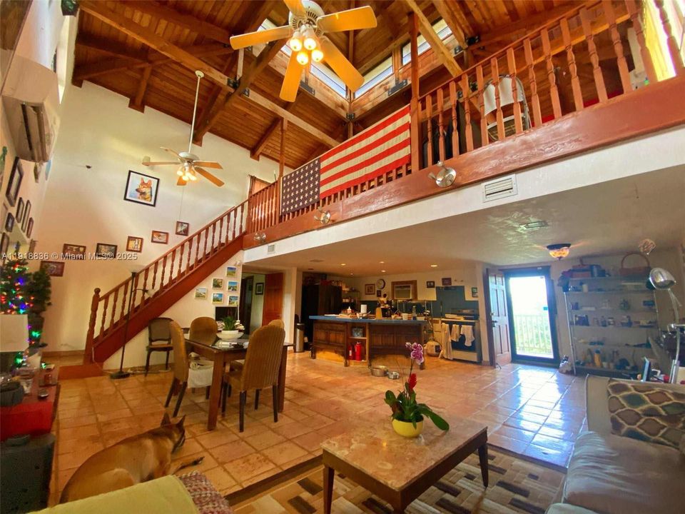 Vendido Recientemente: $695,000 (4 camas, 3 baños, 2651 Pies cuadrados)