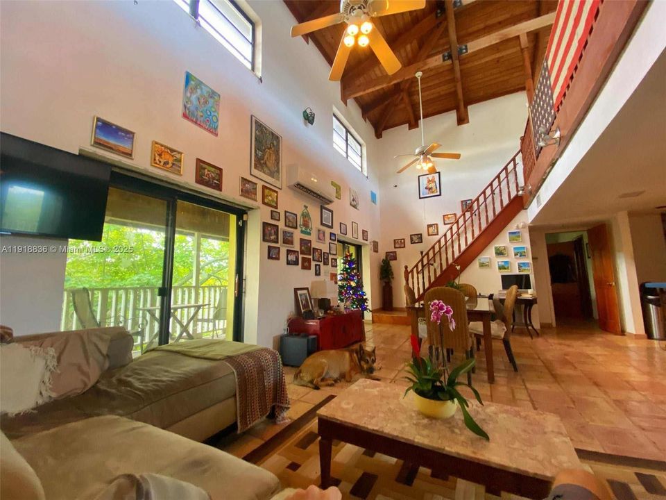 Vendido Recientemente: $695,000 (4 camas, 3 baños, 2651 Pies cuadrados)