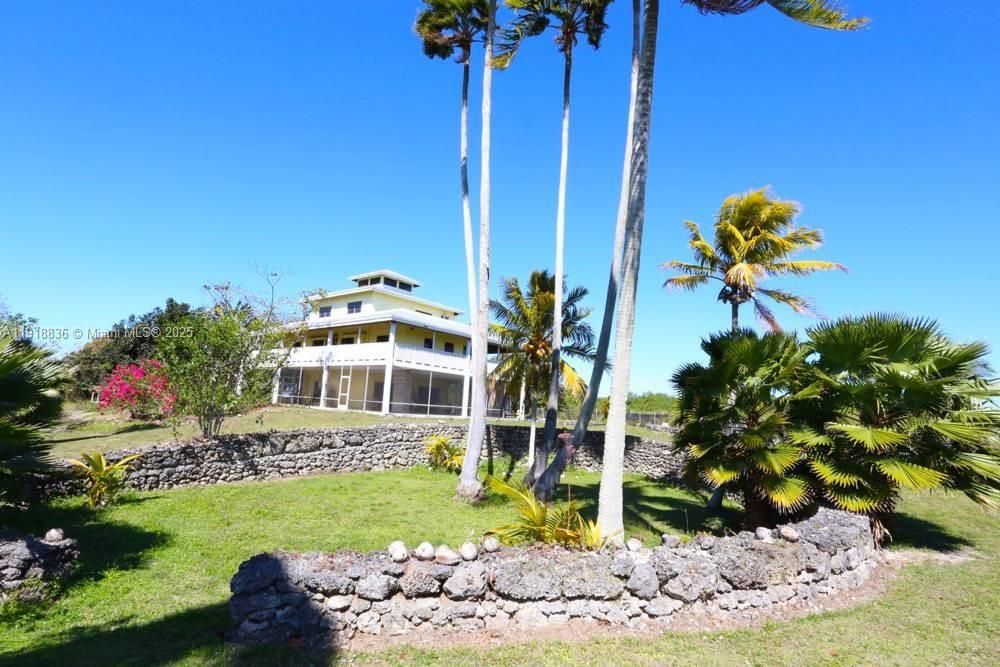 Vendido Recientemente: $695,000 (4 camas, 3 baños, 2651 Pies cuadrados)