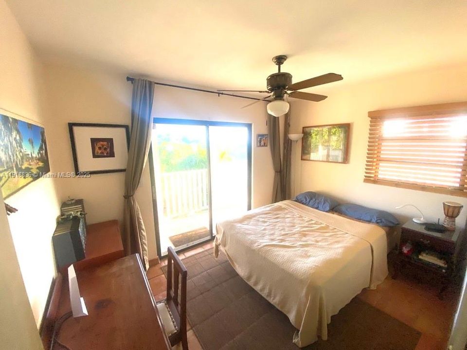 Vendido Recientemente: $695,000 (4 camas, 3 baños, 2651 Pies cuadrados)