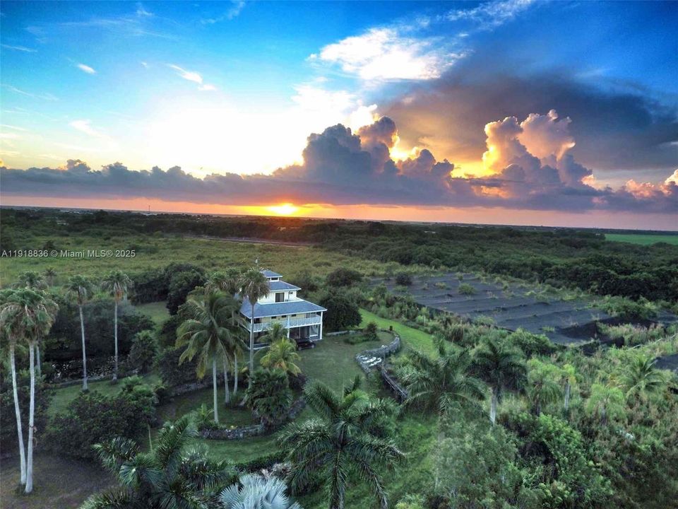 Vendido Recientemente: $695,000 (4 camas, 3 baños, 2651 Pies cuadrados)