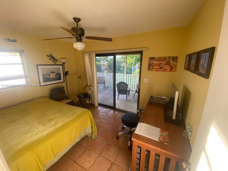 Vendido Recientemente: $695,000 (4 camas, 3 baños, 2651 Pies cuadrados)