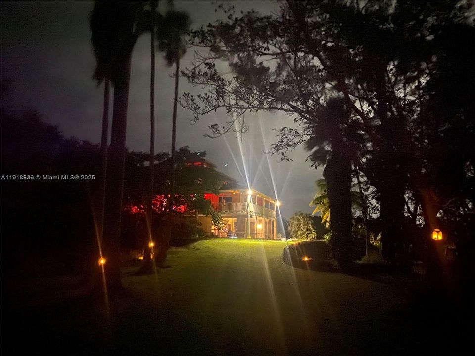 Vendido Recientemente: $695,000 (4 camas, 3 baños, 2651 Pies cuadrados)