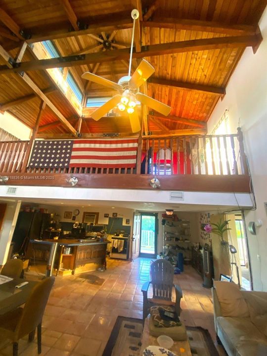 Vendido Recientemente: $695,000 (4 camas, 3 baños, 2651 Pies cuadrados)