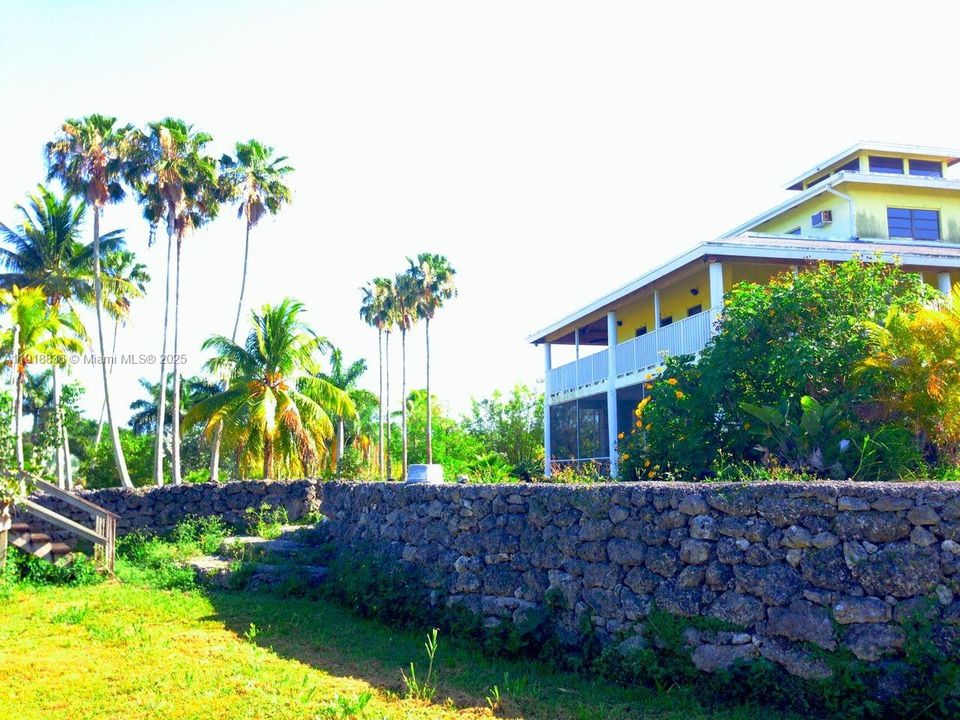 Vendido Recientemente: $695,000 (4 camas, 3 baños, 2651 Pies cuadrados)