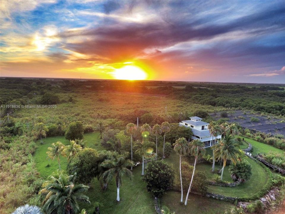 Vendido Recientemente: $695,000 (4 camas, 3 baños, 2651 Pies cuadrados)