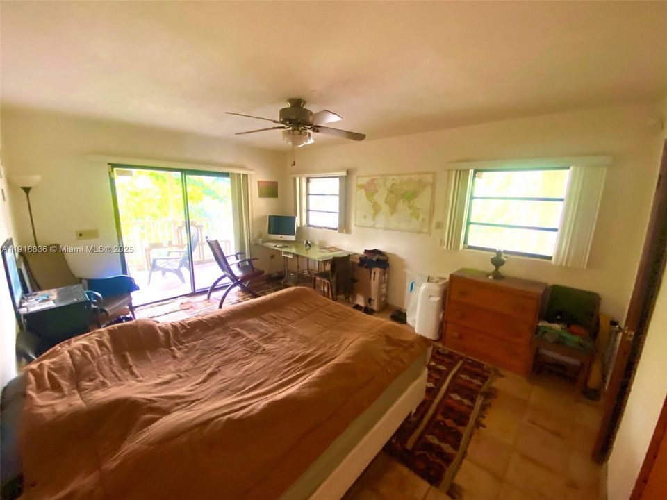 Vendido Recientemente: $695,000 (4 camas, 3 baños, 2651 Pies cuadrados)