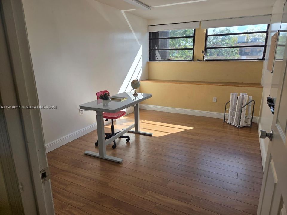 出租: $650 (0 贝兹, 0 浴室, 0 平方英尺)