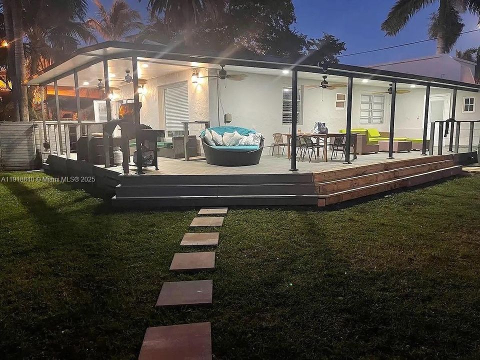 For Rent: $4,650 (3 beds, 2 baths, 1402 Square Feet)