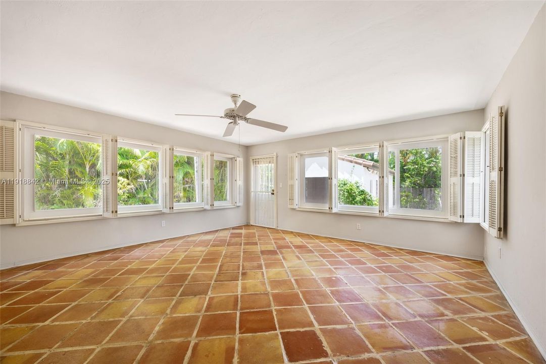 合同活跃: $4,200 (2 贝兹, 2 浴室, 1575 平方英尺)