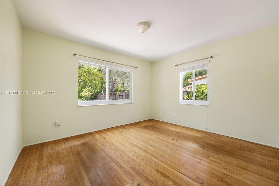 合同活跃: $4,200 (2 贝兹, 2 浴室, 1575 平方英尺)