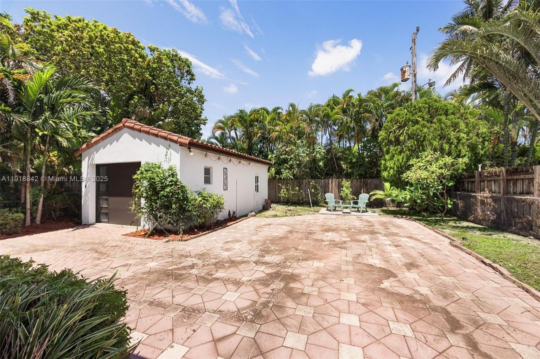 合同活跃: $4,200 (2 贝兹, 2 浴室, 1575 平方英尺)