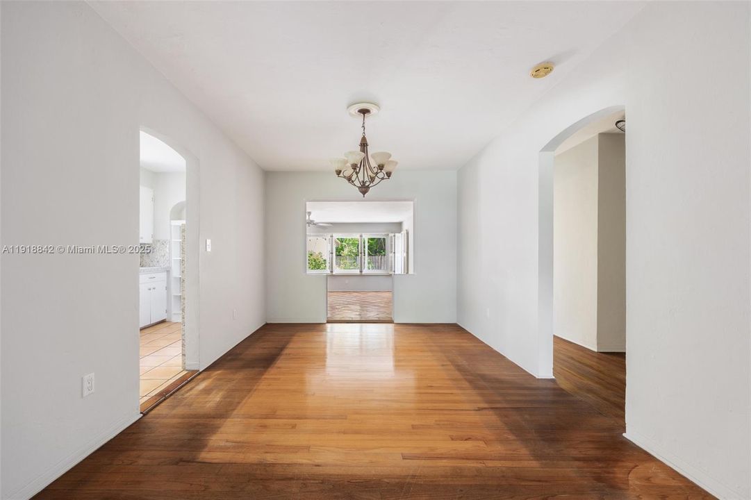 合同活跃: $4,200 (2 贝兹, 2 浴室, 1575 平方英尺)