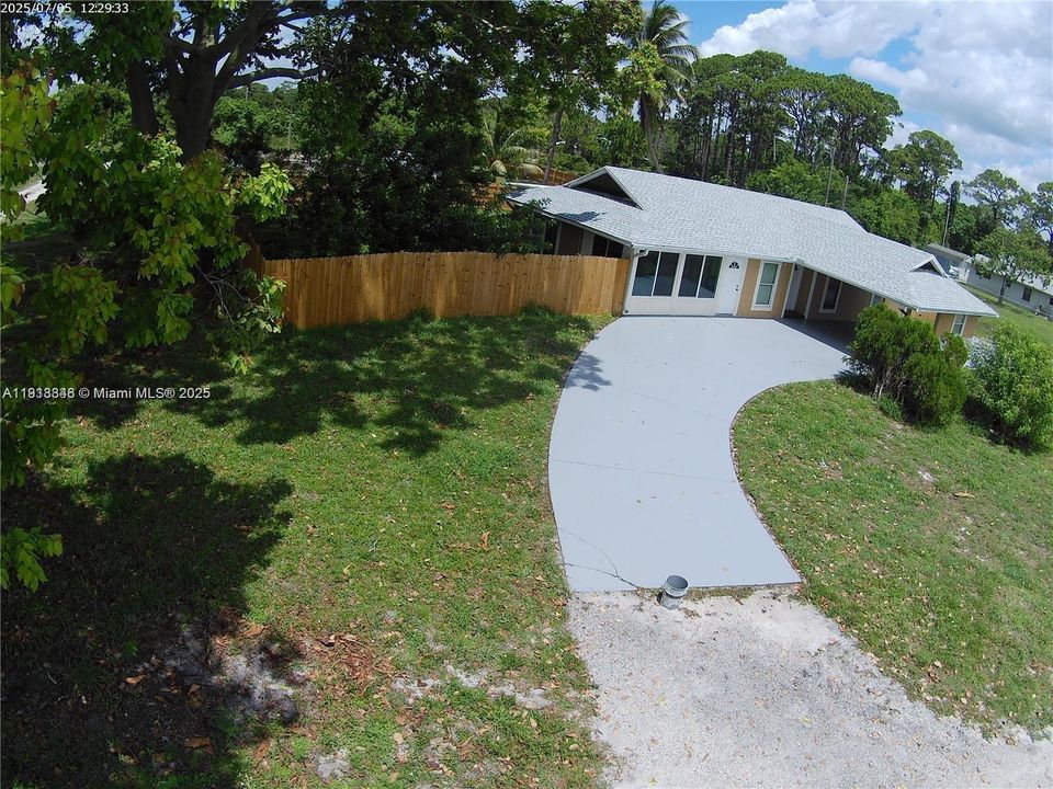 For Rent: $2,500 (4 beds, 2 baths, 1446 Square Feet)