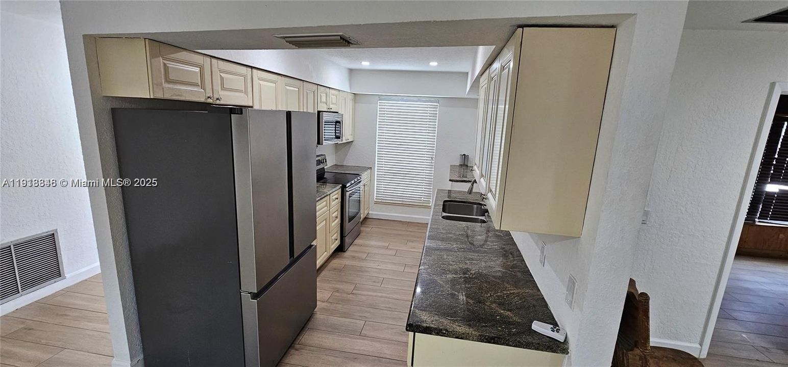 For Rent: $2,500 (4 beds, 2 baths, 1446 Square Feet)