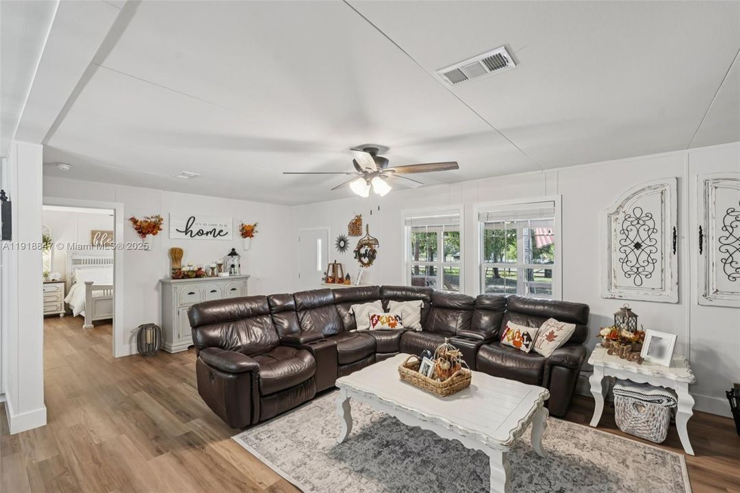 На продажу: $595,000 (3 спален, 2 ванн, 1456 Квадратных фут)