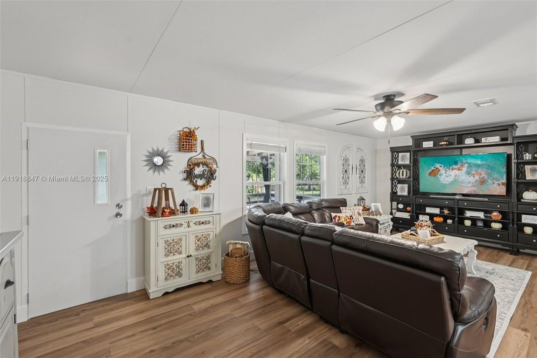 На продажу: $595,000 (3 спален, 2 ванн, 1456 Квадратных фут)