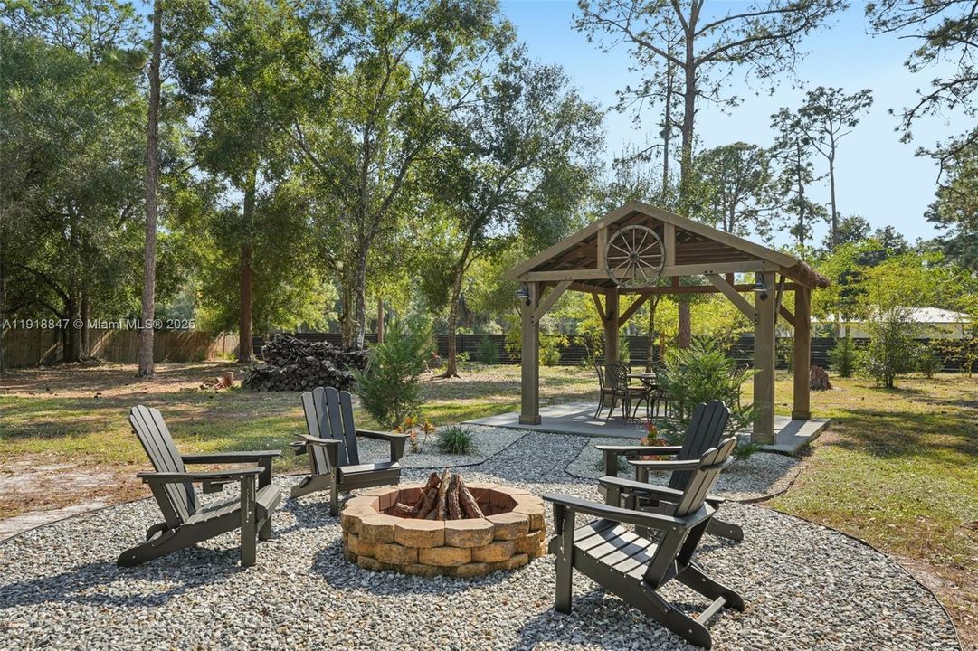 На продажу: $595,000 (3 спален, 2 ванн, 1456 Квадратных фут)