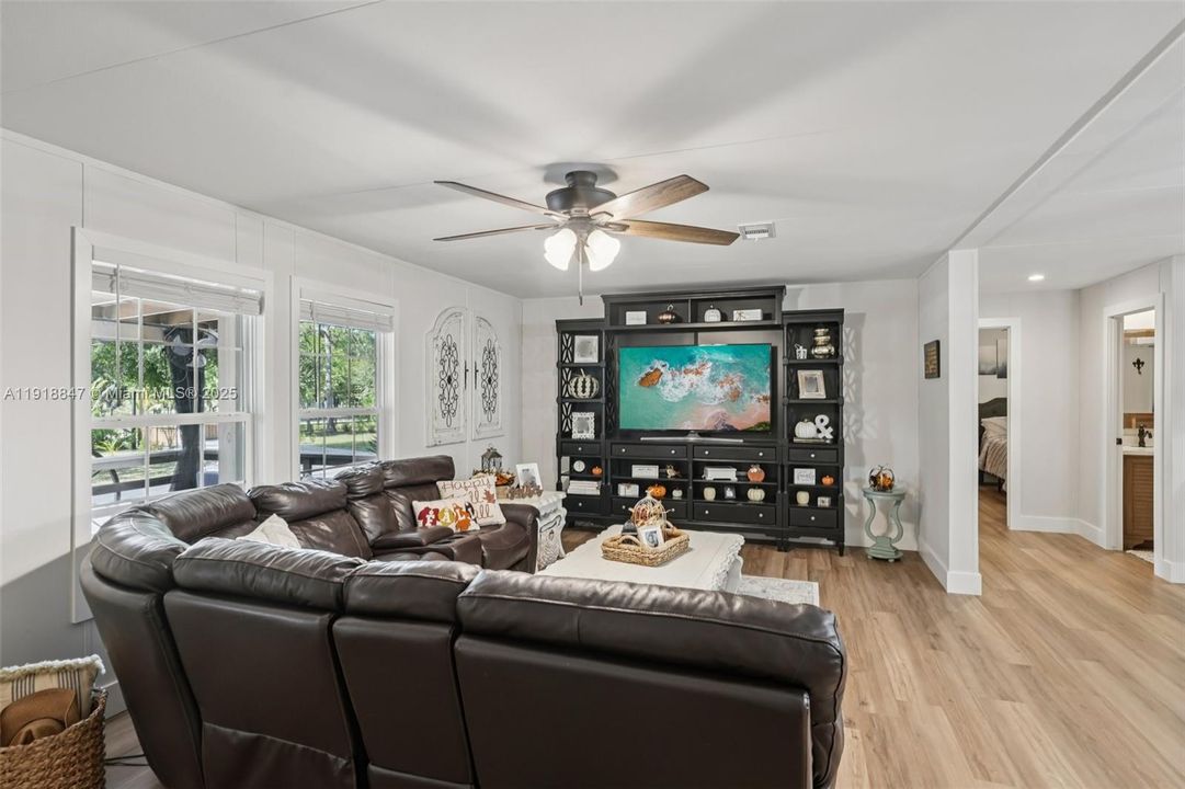 На продажу: $595,000 (3 спален, 2 ванн, 1456 Квадратных фут)