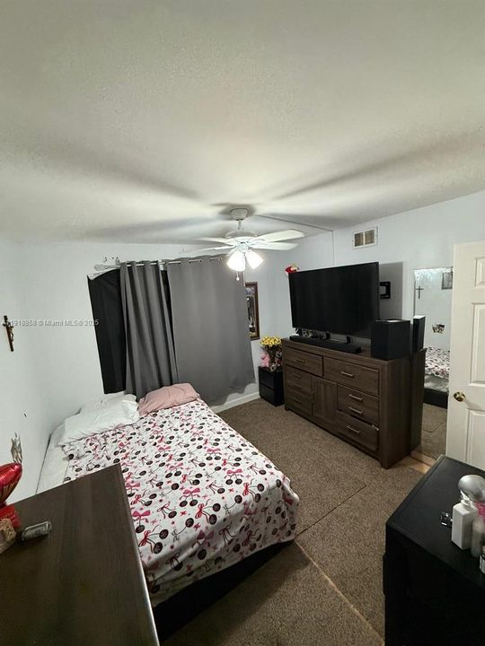 En Venta: $255,000 (3 camas, 2 baños, 1100 Pies cuadrados)